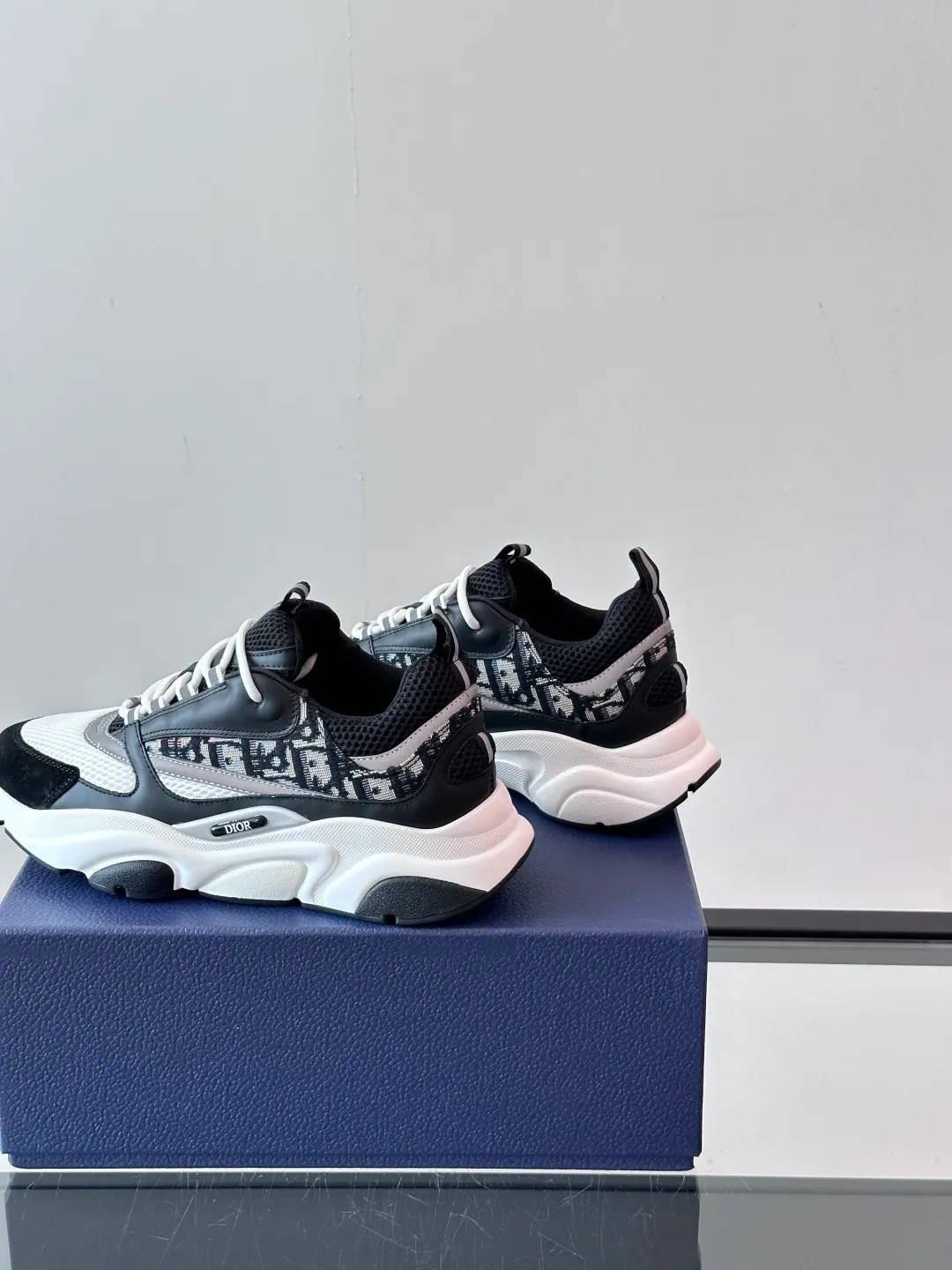 Factory price: 480💰 ◾️▫️Dior D®️ x 🆕 (high version) B22 men's jogging fashion sneakers, this single product draws inspiration from retro jogging shoes. It adopts a thick low-top design, with an upper made of black cow leather and mesh fabric, and a black and white engraved rubber sole. Black mesh fabric tongue and heel counters complement black laces, with an embossed "Di~r" logo embellishment on the side. These sneakers can be mixed and matched with a classic suit for a sporty chic look! Size: 39-45 (38, 46, 47 can be customized)